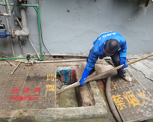 苏尼特右清掏化粪池